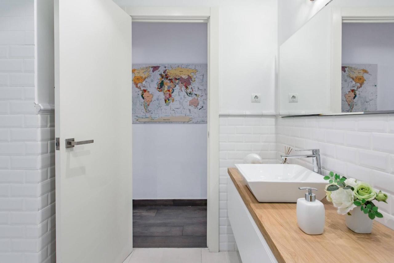 Stylish Apartment With Terrace For Couple Or Family Barcelona Kültér fotó