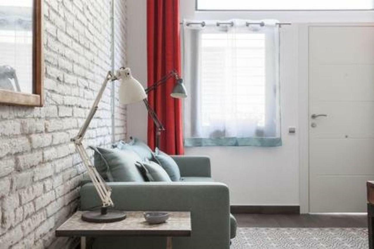 Stylish Apartment With Terrace For Couple Or Family Barcelona Kültér fotó